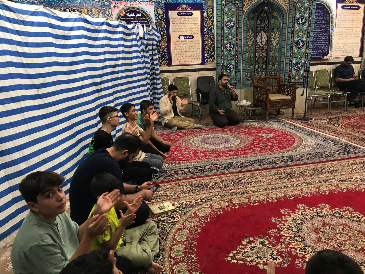 تصاویری از برگزاری مراسم جشن میلاد پیامبر گرامی اسلام (ص) و امام جعفر صادق (ع) در کاروان زیارتی هیئت عاشقان حسینی علیه السلام در جوار بارگاه امام رئوف حضرت علی ابن موسی الرضا المرتضی علیه السلام در مشهد مقدس.