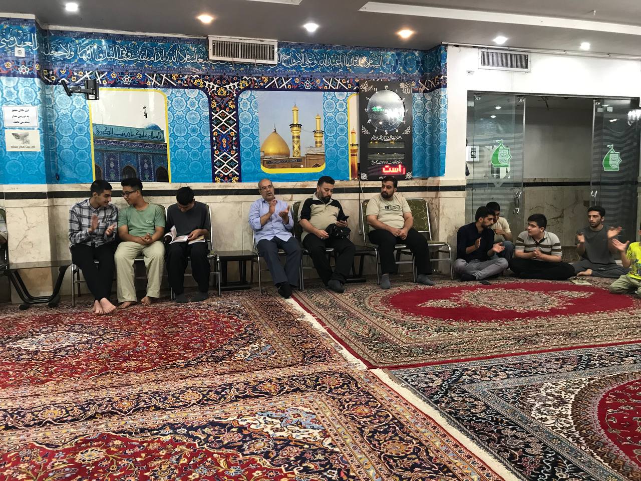 تصاویری از برگزاری مراسم جشن میلاد پیامبر گرامی اسلام (ص) و امام جعفر صادق (ع) در کاروان زیارتی هیئت عاشقان حسینی علیه السلام در جوار بارگاه امام رئوف حضرت علی ابن موسی الرضا المرتضی علیه السلام در مشهد مقدس.