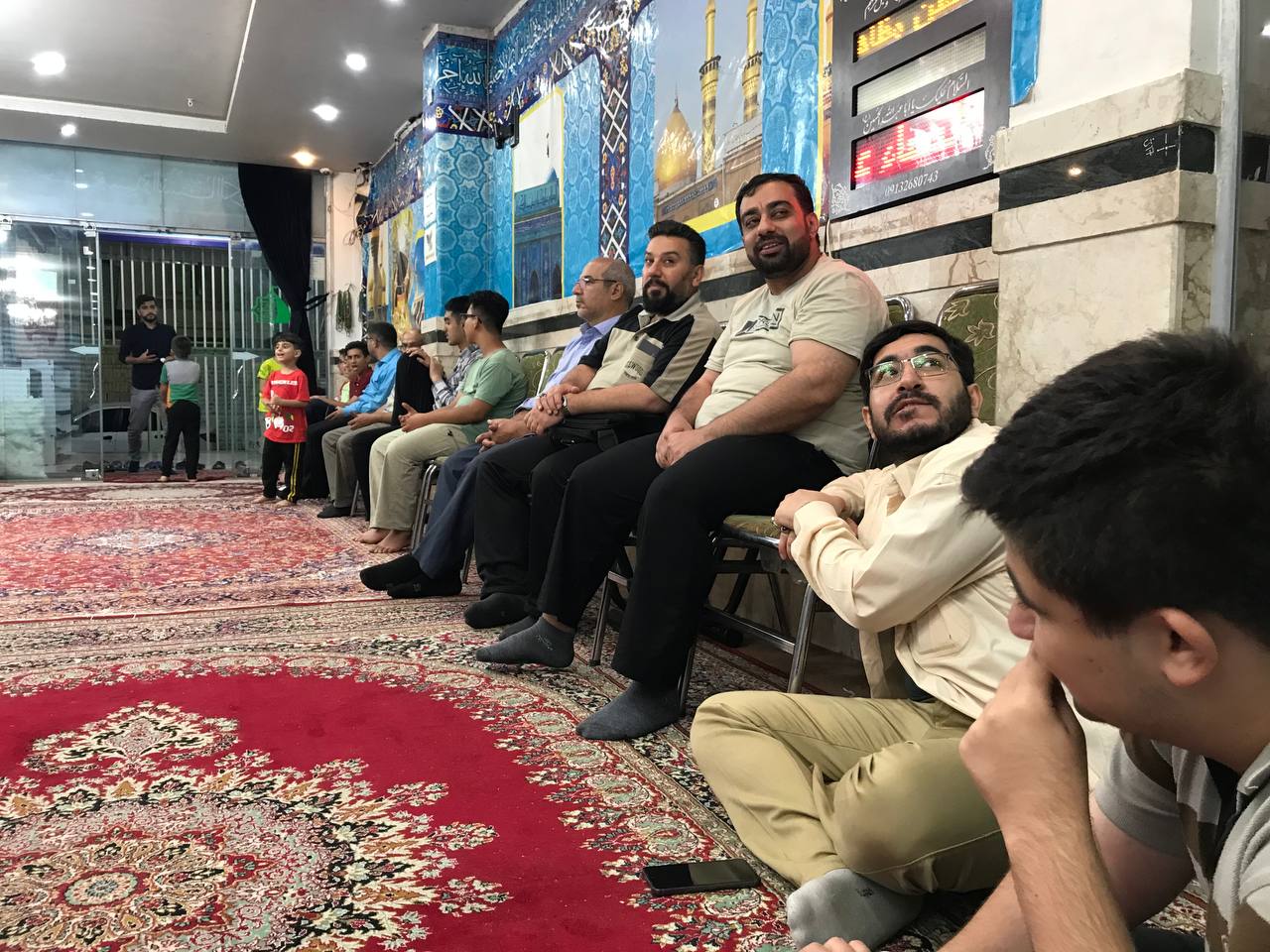 تصاویری از برگزاری مراسم جشن میلاد پیامبر گرامی اسلام (ص) و امام جعفر صادق (ع) در کاروان زیارتی هیئت عاشقان حسینی علیه السلام در جوار بارگاه امام رئوف حضرت علی ابن موسی الرضا المرتضی علیه السلام در مشهد مقدس.