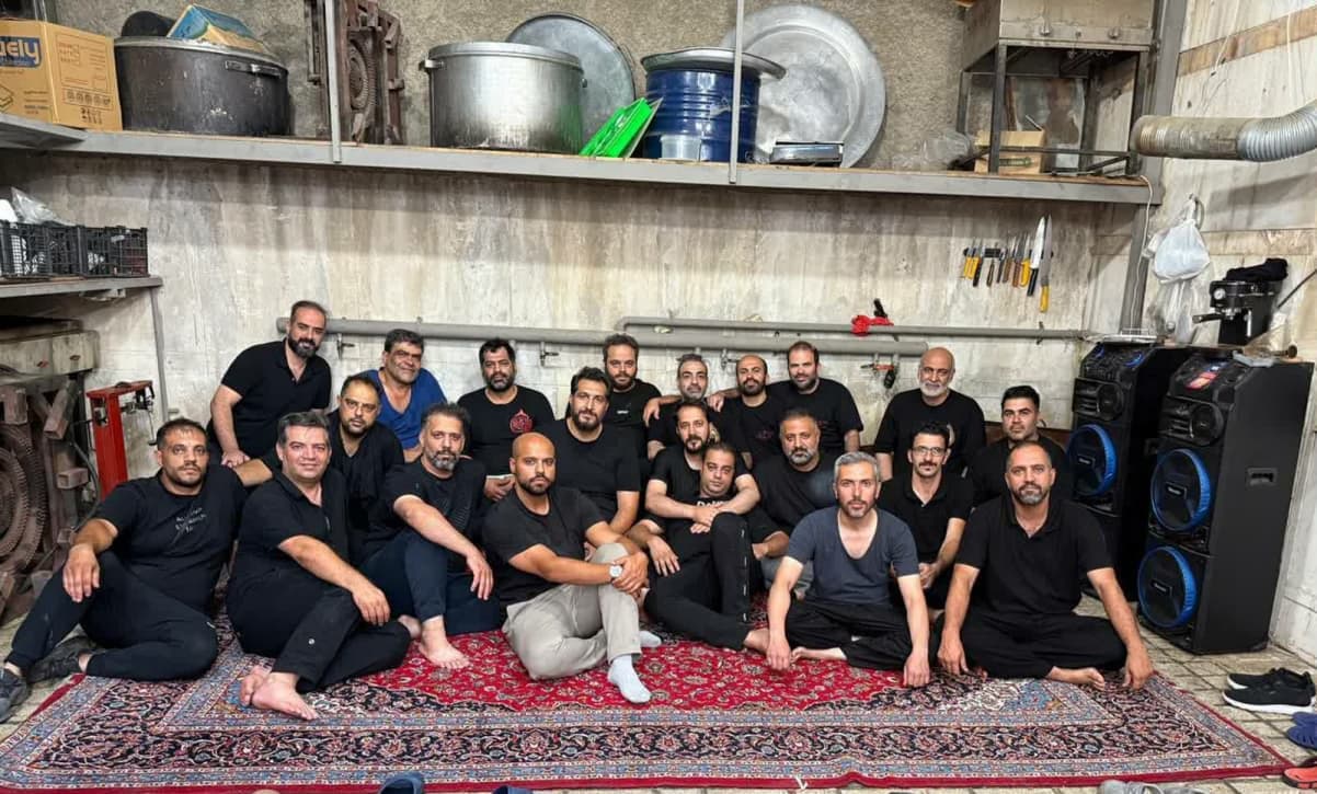گزارش تصویری خادمین در آشپزخانه هیئت عاشقان حسینی علیه السلام محرم سال 1404